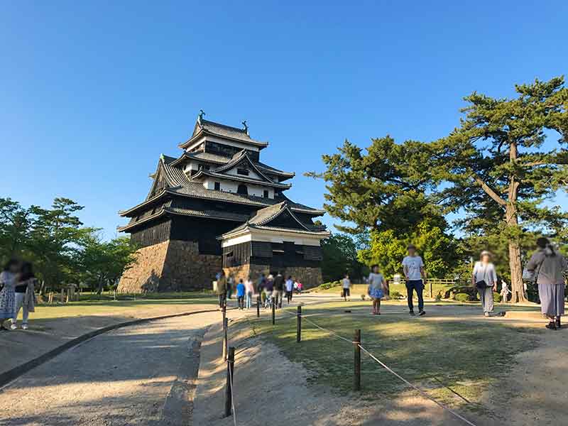 やっぱり島根に来たら国宝『松江城』は外せないよね！戦国時代を感じさせる黒い天守はカッコいいね！
