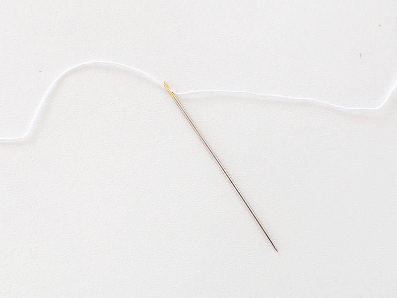針の穴に道具を使わずに糸を通す方法