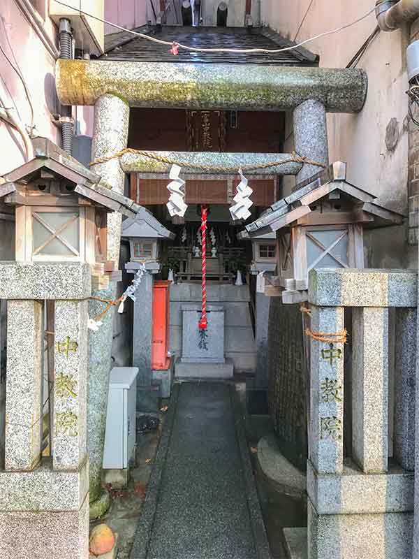 日本一小さい神社「富山中教院」