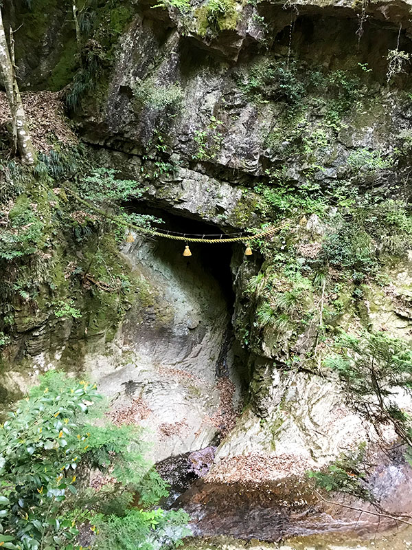 奈良・室生龍穴神社の龍穴