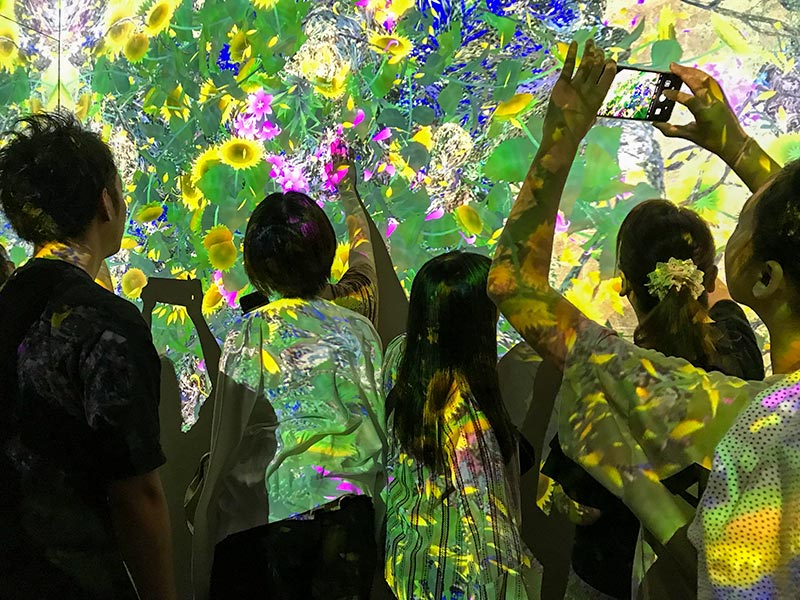 金沢21世紀美術館「チームラボ 永遠の海に浮かぶ無常の花」