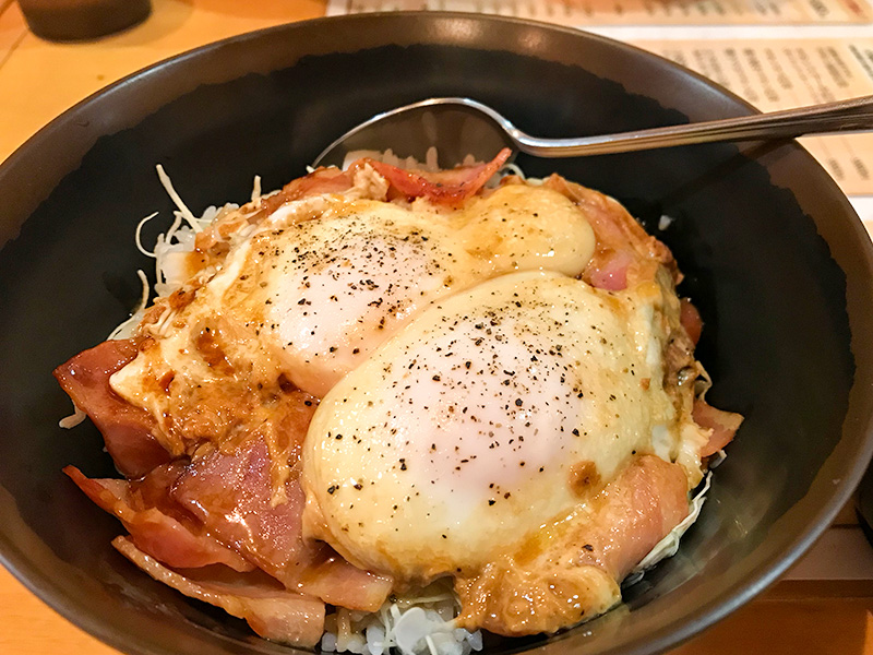 すすきの食堂ベーコンエッグ丼