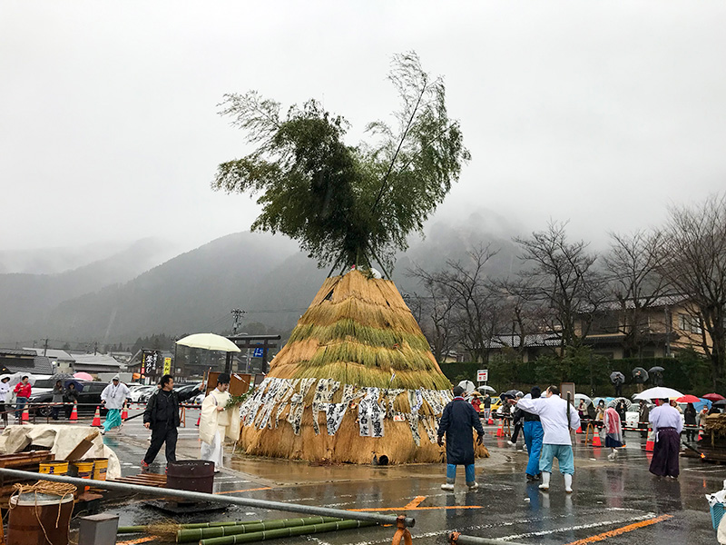 白山さん（白山比咩神社）左義長