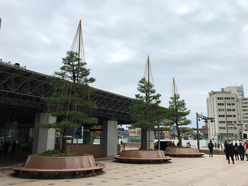 金沢駅もてなしドームと鼓門と雪吊り