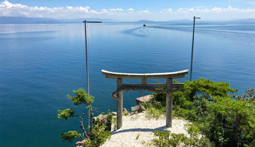 【滋賀】竹生島を訪れたら絶対やりたい「かわらけ投げ」！琵琶湖に突き出た鳥居をかわらけがくぐれば願いが叶う！？