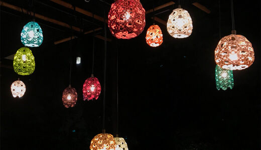【加賀】星野リゾート界加賀の庭に吊るされた加賀水引の明かりが灯されるとなんとも幻想的な美しさ
