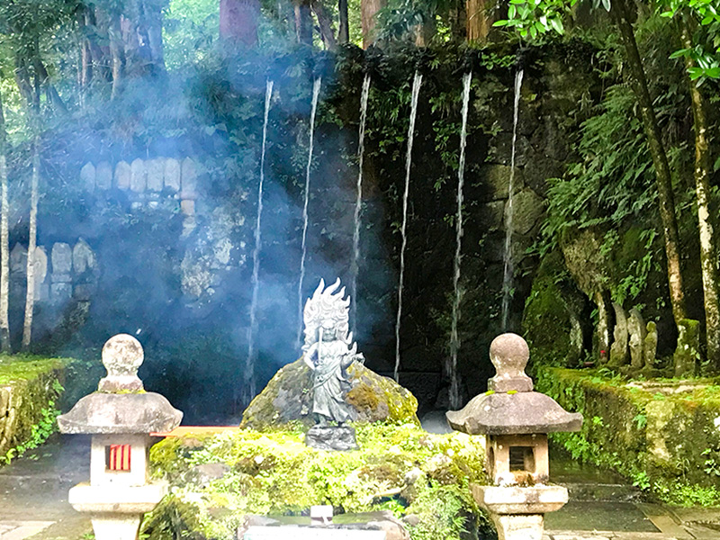 大岩山日石寺・滝行