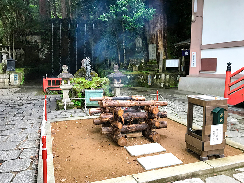 大岩山日石寺・滝行体験