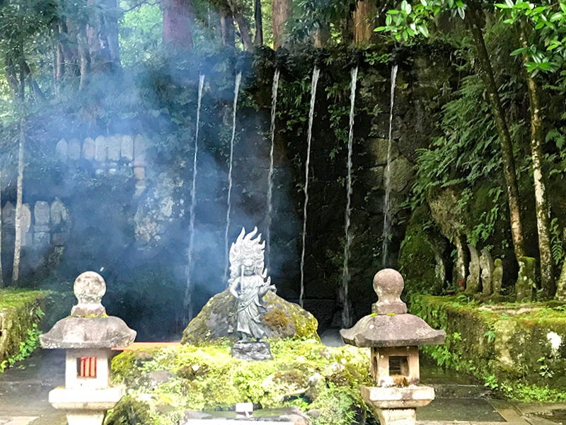 大岩山日石寺・滝行体験