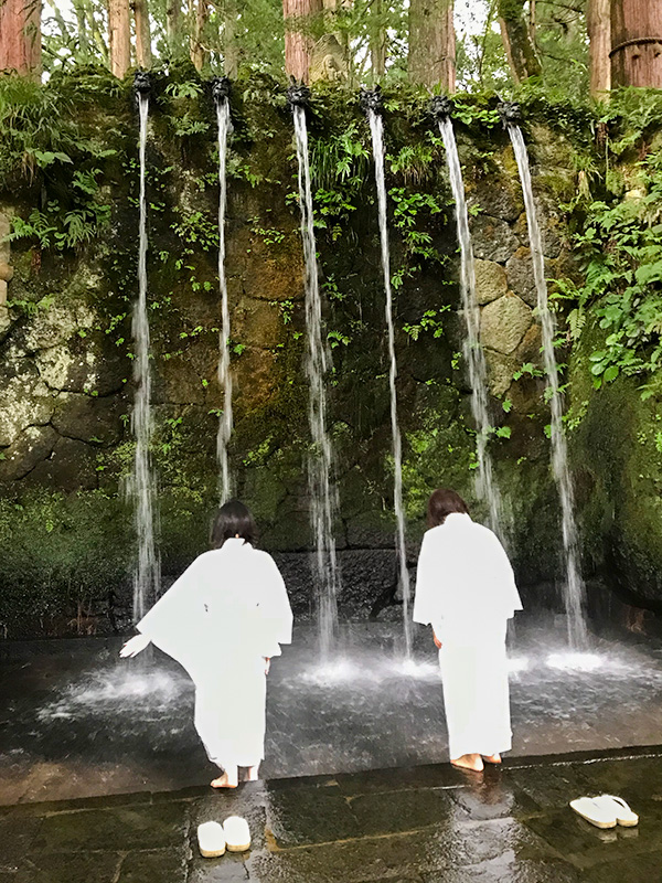 大岩山日石寺・滝行体験