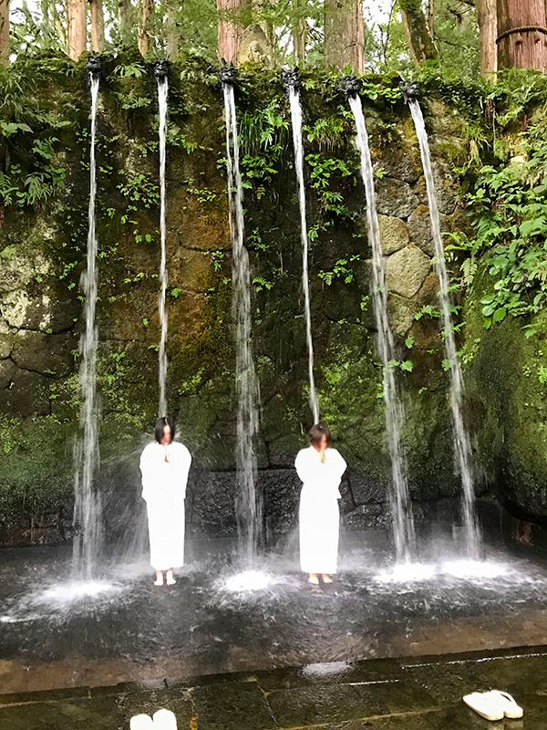 大岩山日石寺・滝行体験