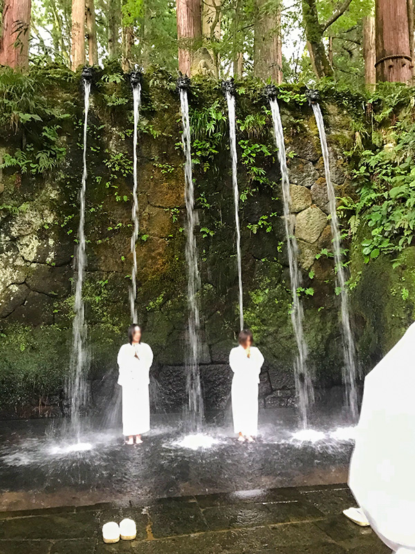 大岩山日石寺・滝行体験