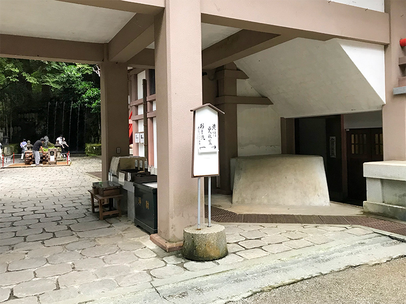 大岩山日石寺・滝行体験