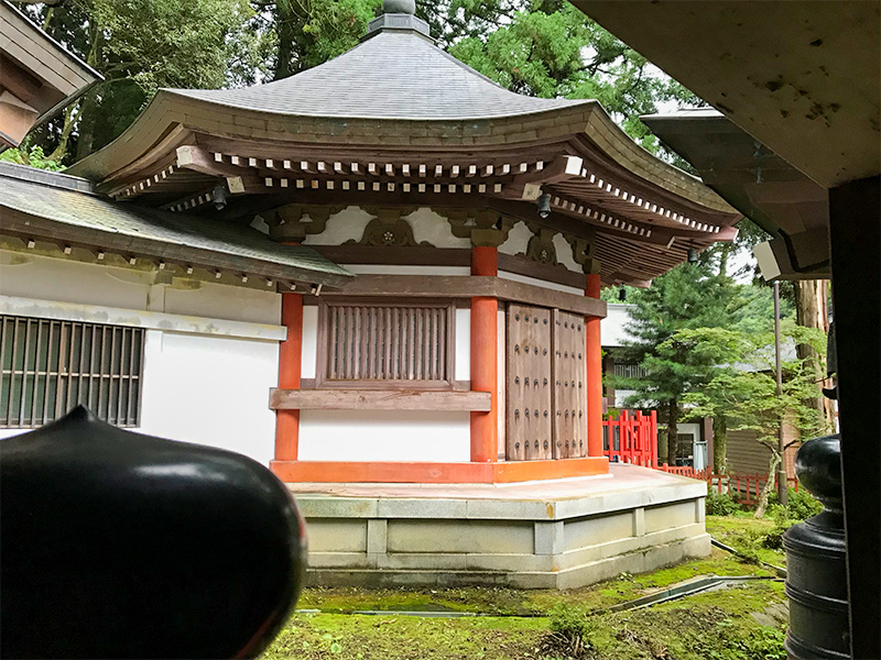 大岩山日石寺・大日堂