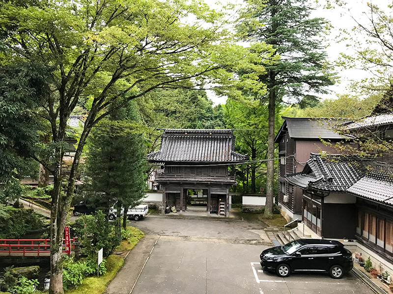 大岩山日石寺山門