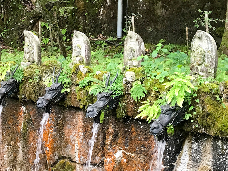 大岩山日石寺十二支滝