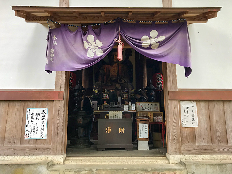 大岩山日石寺地蔵堂