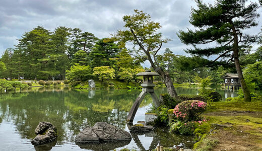 【金沢】兼六園といえばやはり2本脚の「ことじ灯籠（とうろう）」！もともとは左右同じ長さだったらしい