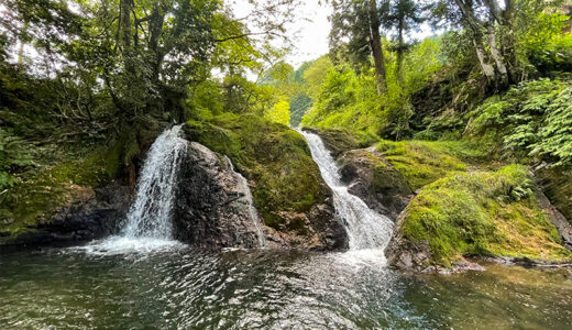 石川県小松市にある「鱒留の滝」は小さいながらも新緑と苔に囲まれた美しい滝