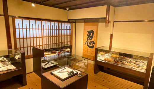 にし茶屋街にある金沢土産に忍者侍グッズのある「忍者武器ミュージアム」は本格的な展示に加え手裏剣体験もできるよ